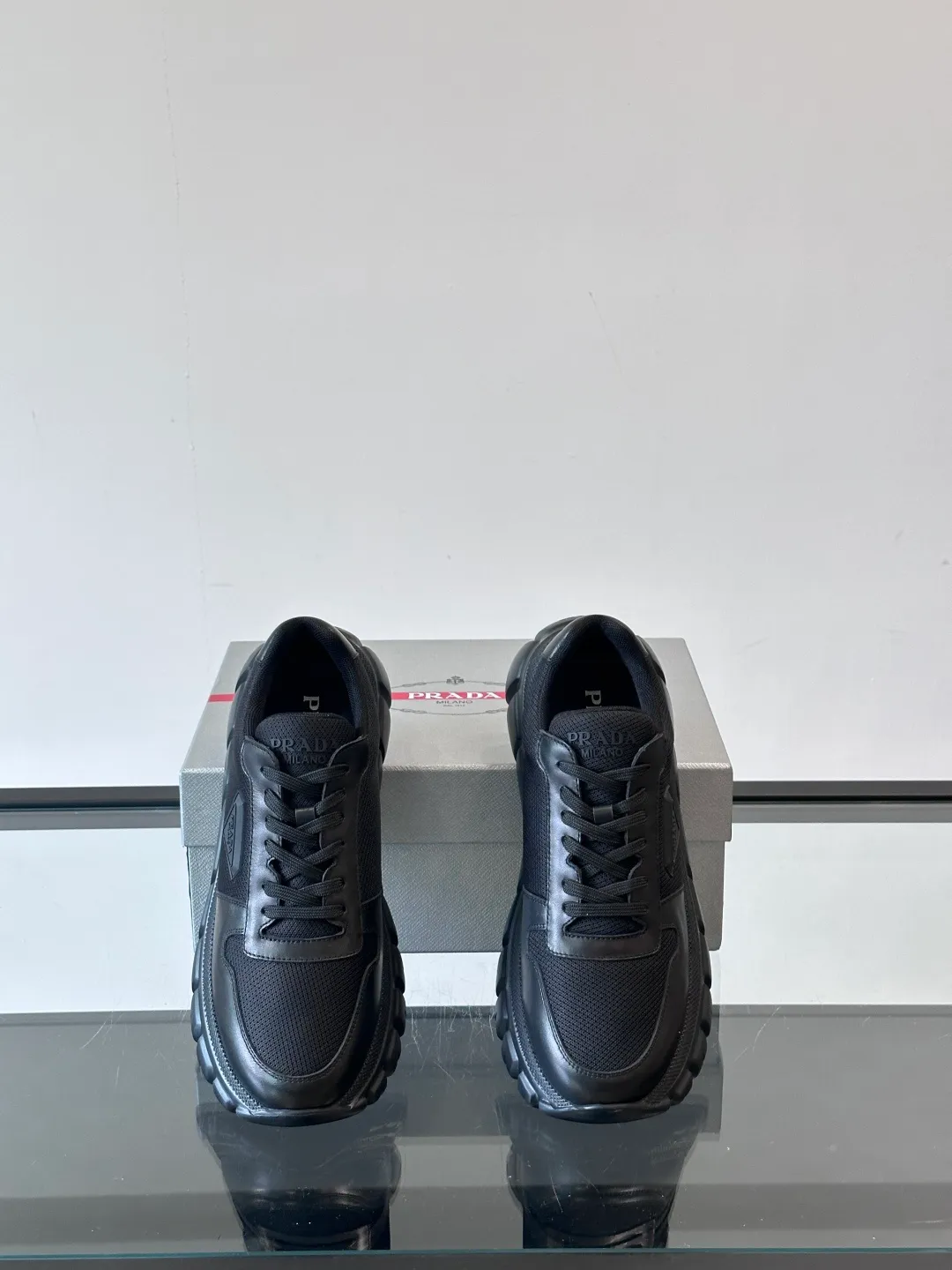 p440 "PRAD＊" men's new soft leather casual sneakers. This sneaker is made of Napa cowhide. The leather is soft and delicate, with a natural texture, which improves breathability. The rubber triangle logo on the outside embellishes the shoe body. The tongue and heel are decorated with brand letter logo details. Ultra-lightweight 6cm concave and convex rubber thick sole with PRADA letter logo on the side and cowhide lining. It feels comfortable on the foot and is exquisite and versatile! Size: 38-44 (45.46 customized)